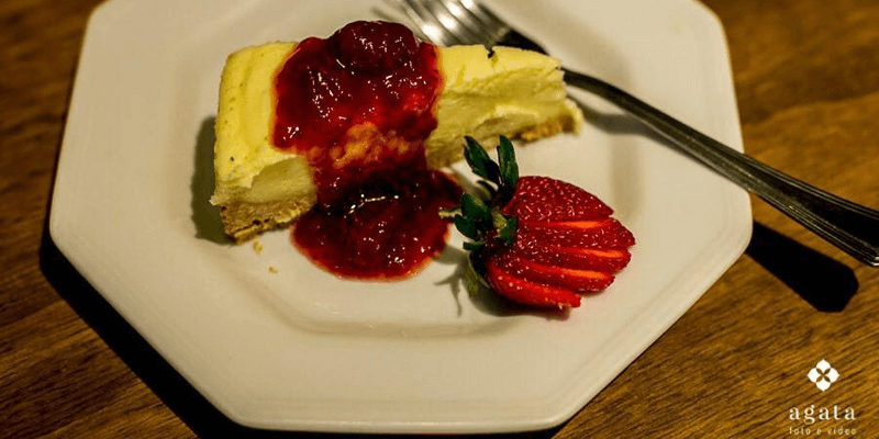 Cheesecake de frutas vermelhas é uma ótima opção de sobremesa.